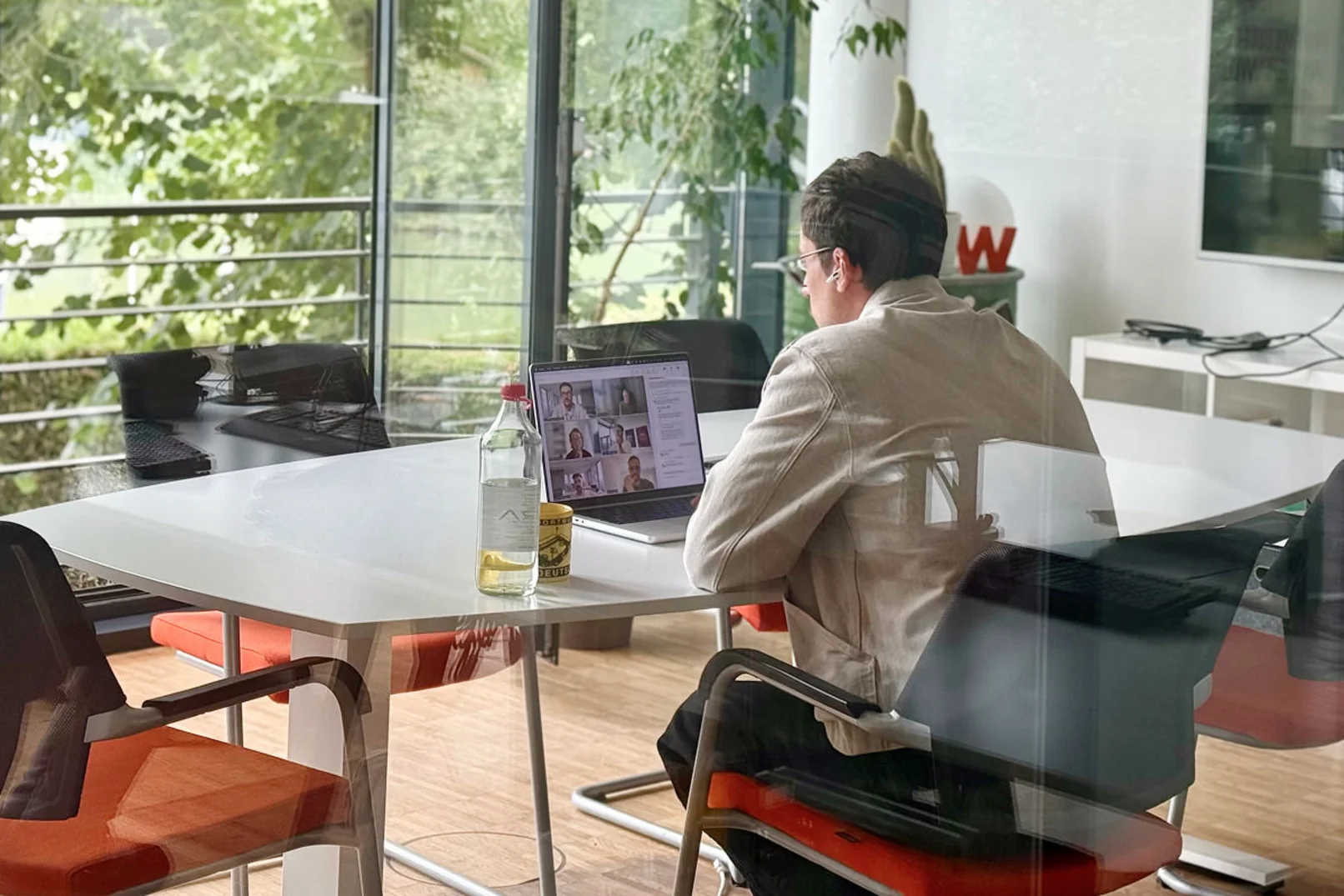 Person führt Videocall in Konferenzraum