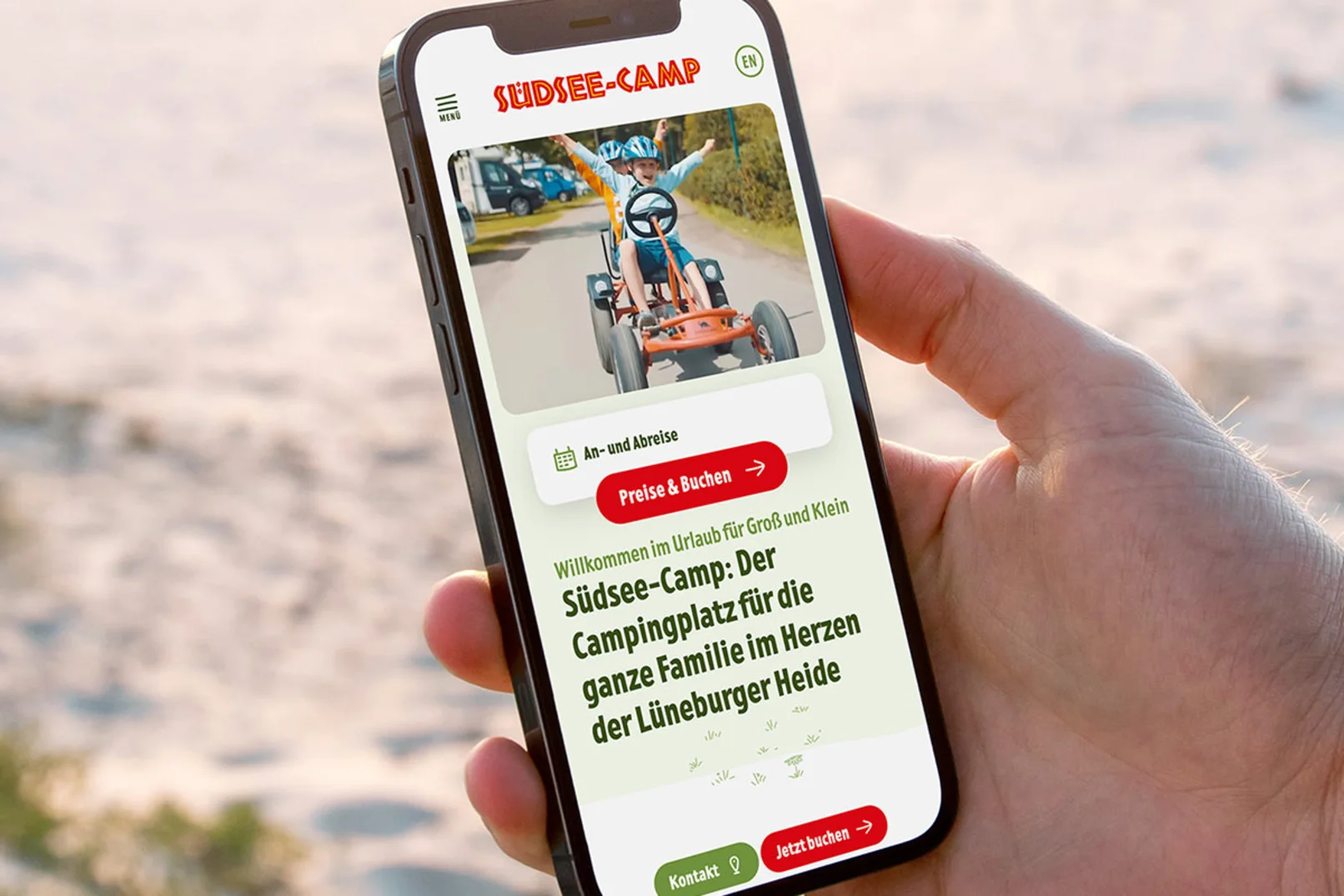 Handy mit mobiler Website des Südsse-Camps