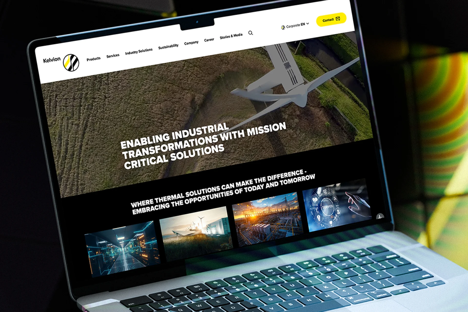 Laptop mit geöffneter Kelvion Website zeigt Startseite mit einem Windrad aus Vogelperspektive