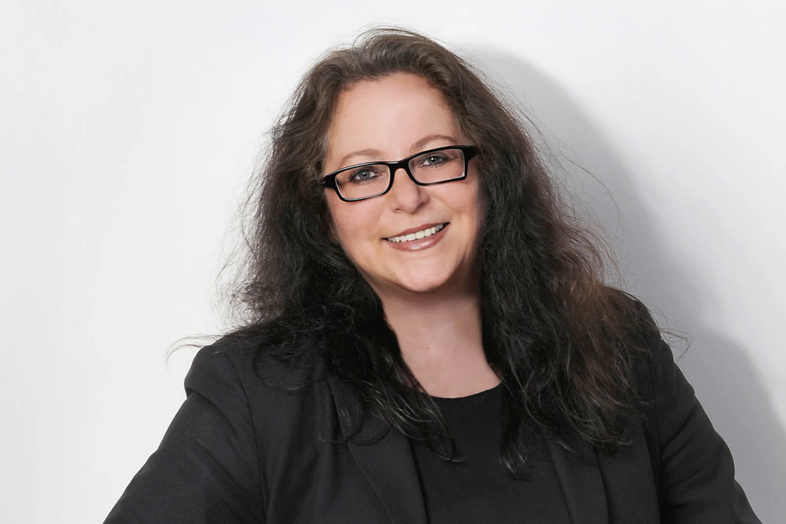 Ansprechpartnerbild von Nadja, die freundlich in die Kamera lächelt