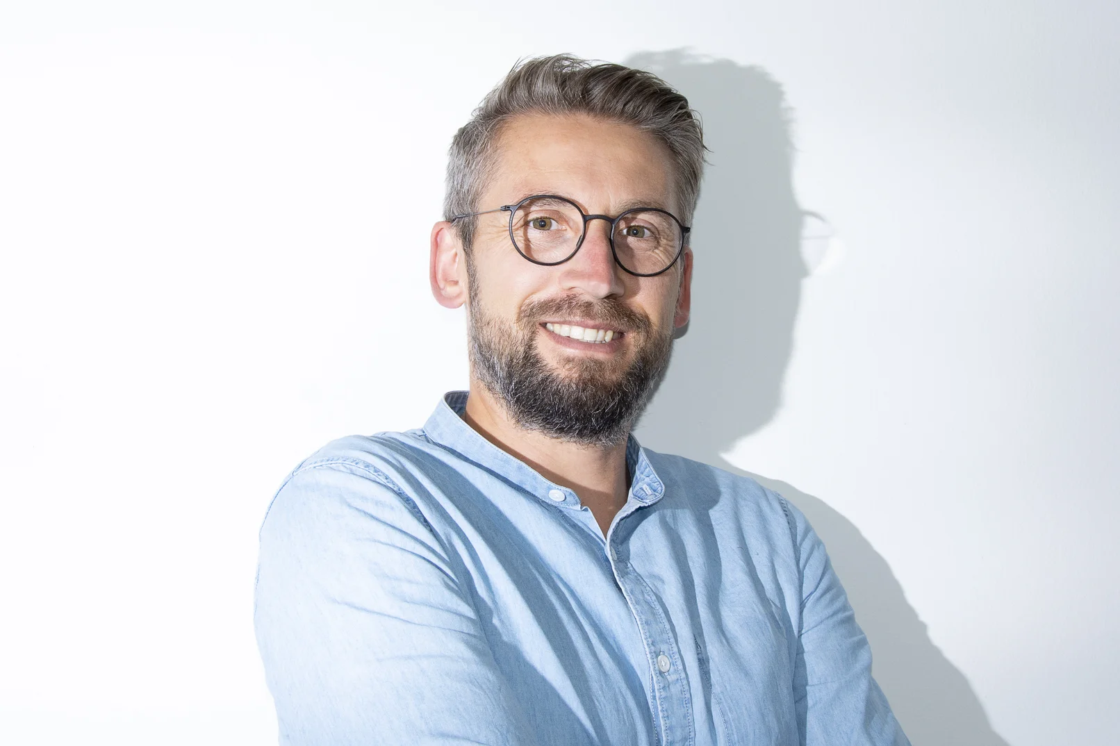 Ansprechpartnerbild von Geschäftsführer Erik Wend, der freundlich in die Kamera lächelt