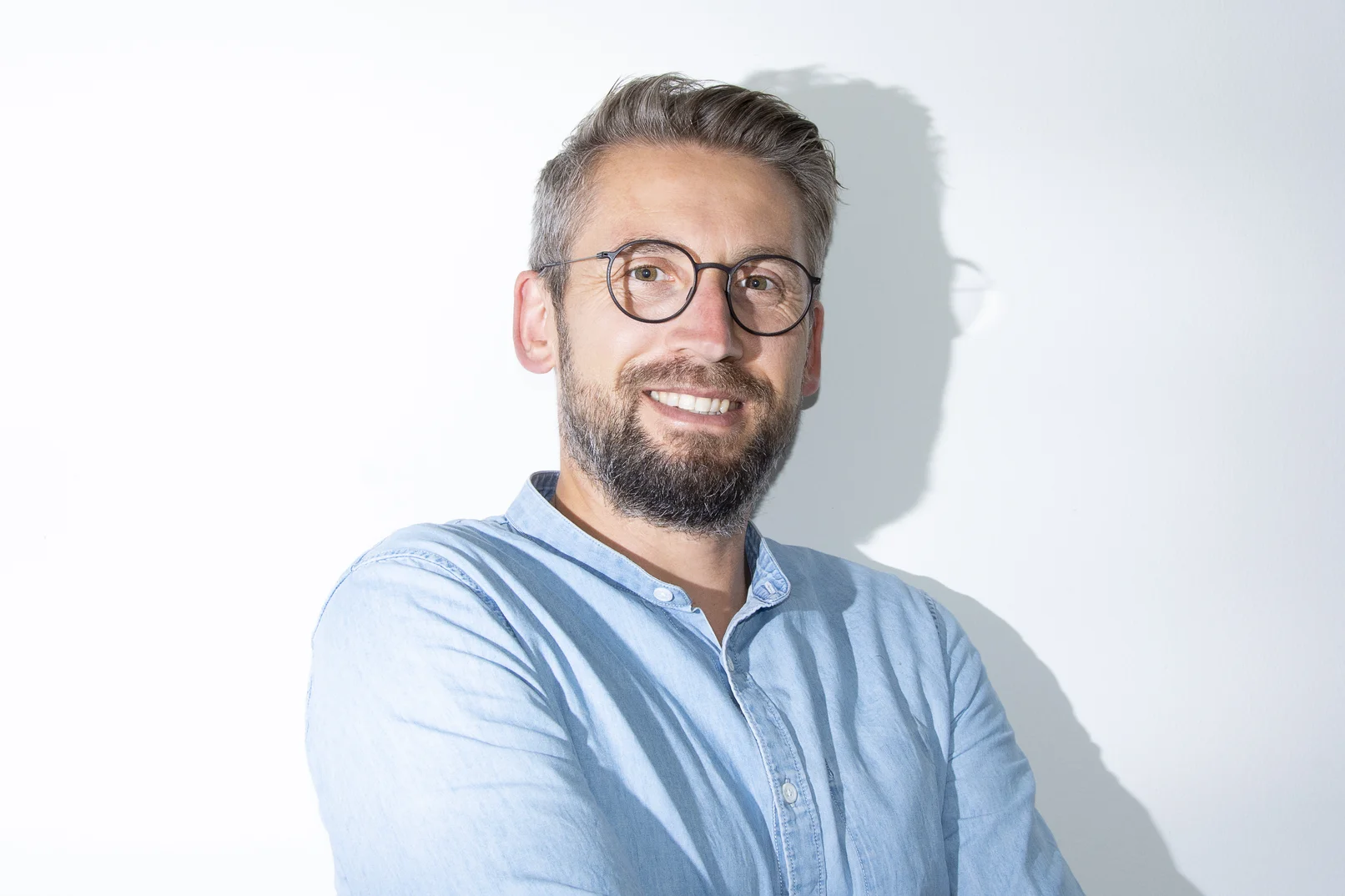 Ansprechpartnerbild von Geschäftsführer Erik Wend, der freundlich in die Kamera lächelt