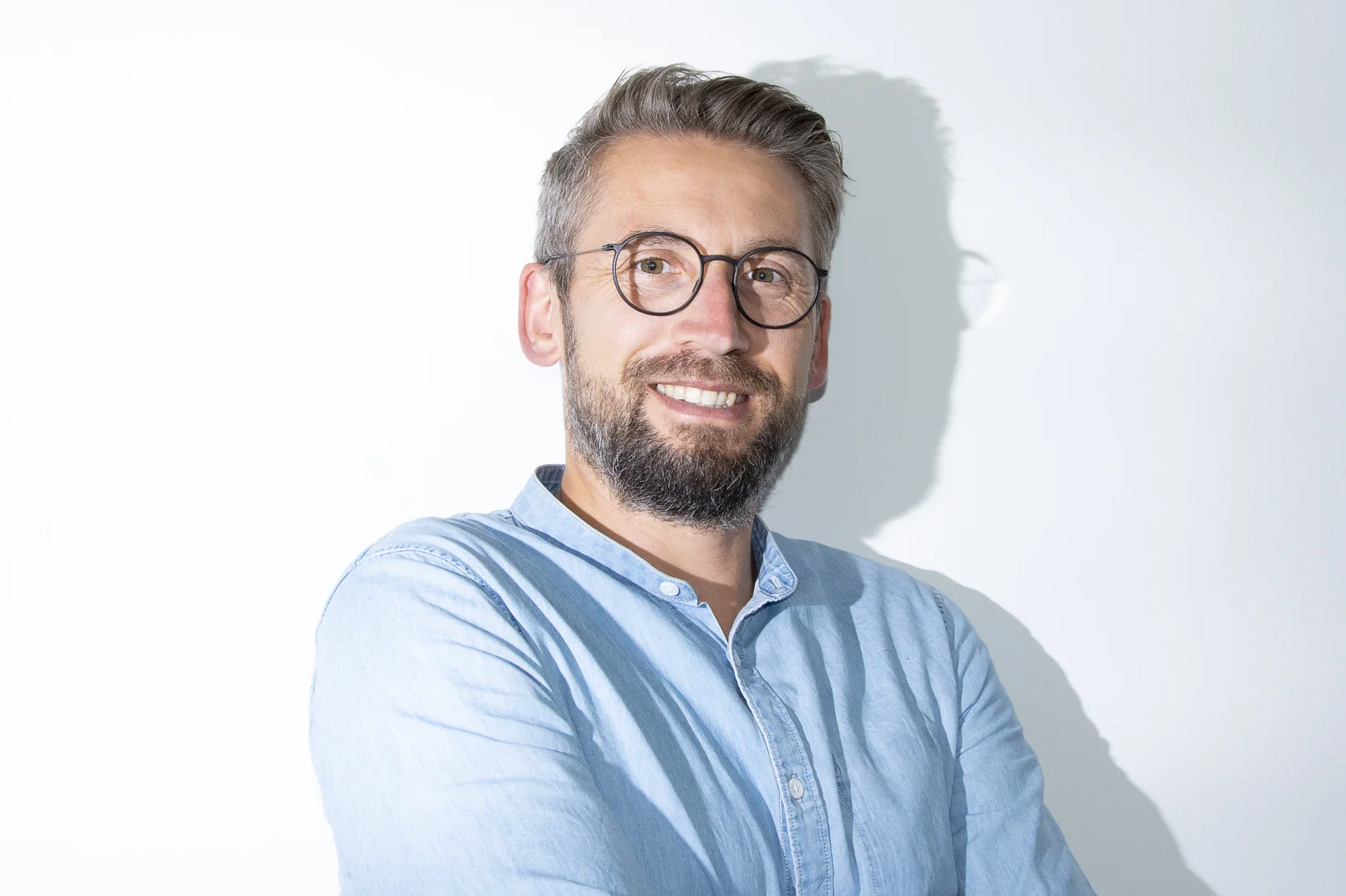 Ansprechpartnerbild von Geschäftsführer Erik Wend, der freundlich in die Kamera lächelt