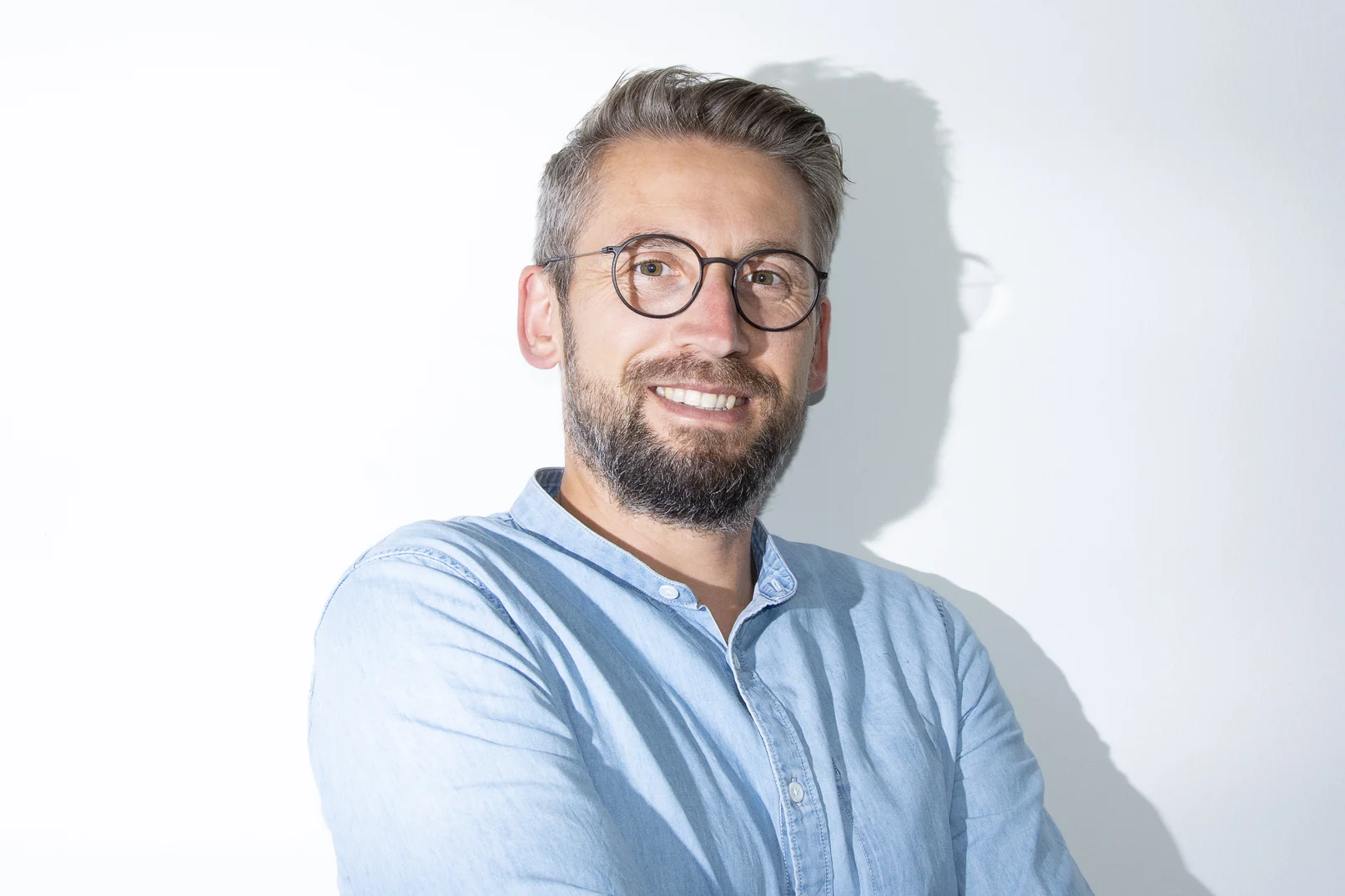 Ansprechpartnerbild von Geschäftsführer Erik Wend, der freundlich in die Kamera lächelt