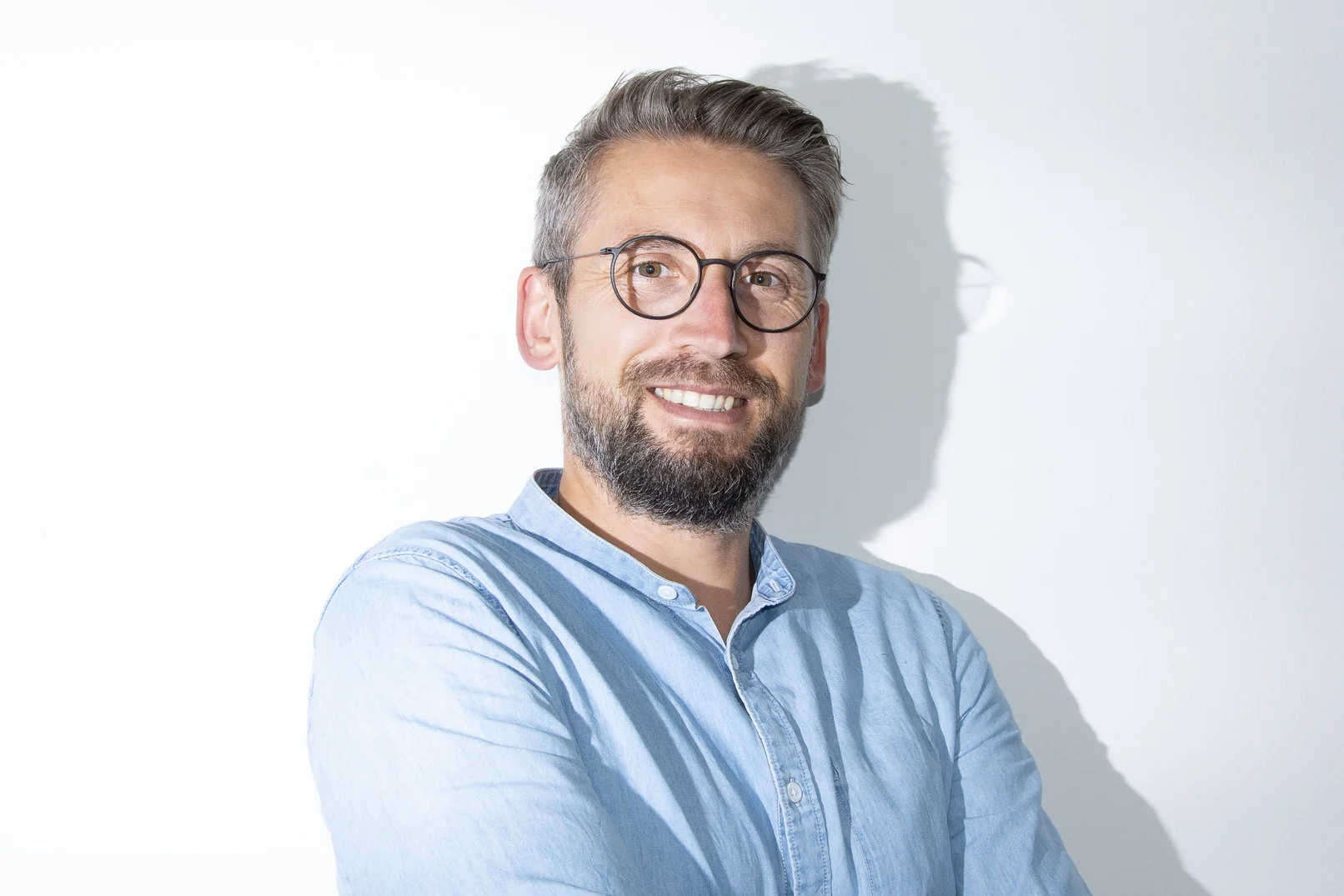 Ansprechpartnerbild von Geschäftsführer Erik Wend, der freundlich in die Kamera lächelt