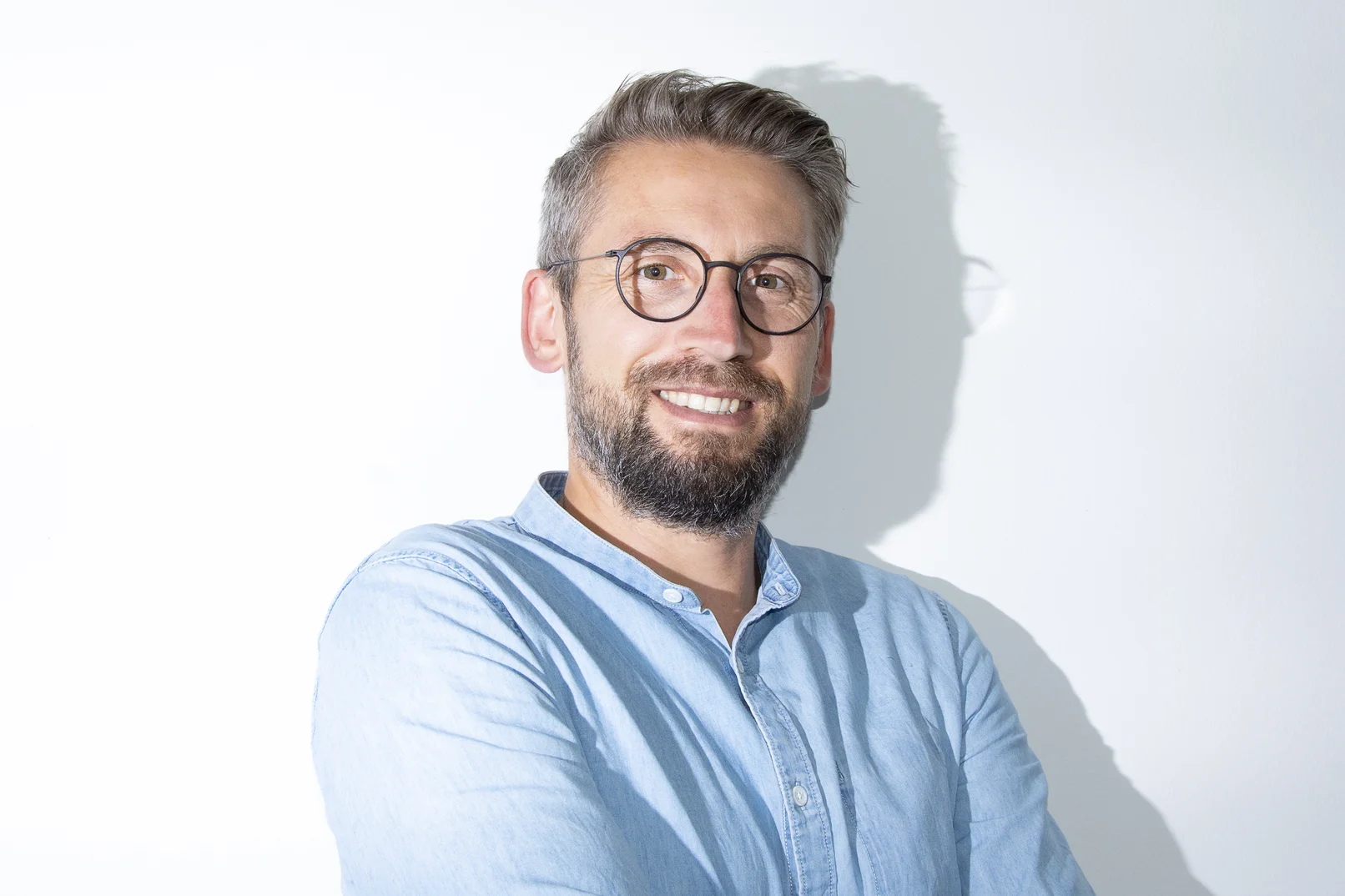 Ansprechpartnerbild von Geschäftsführer Erik Wend, der freundlich in die Kamera lächelt