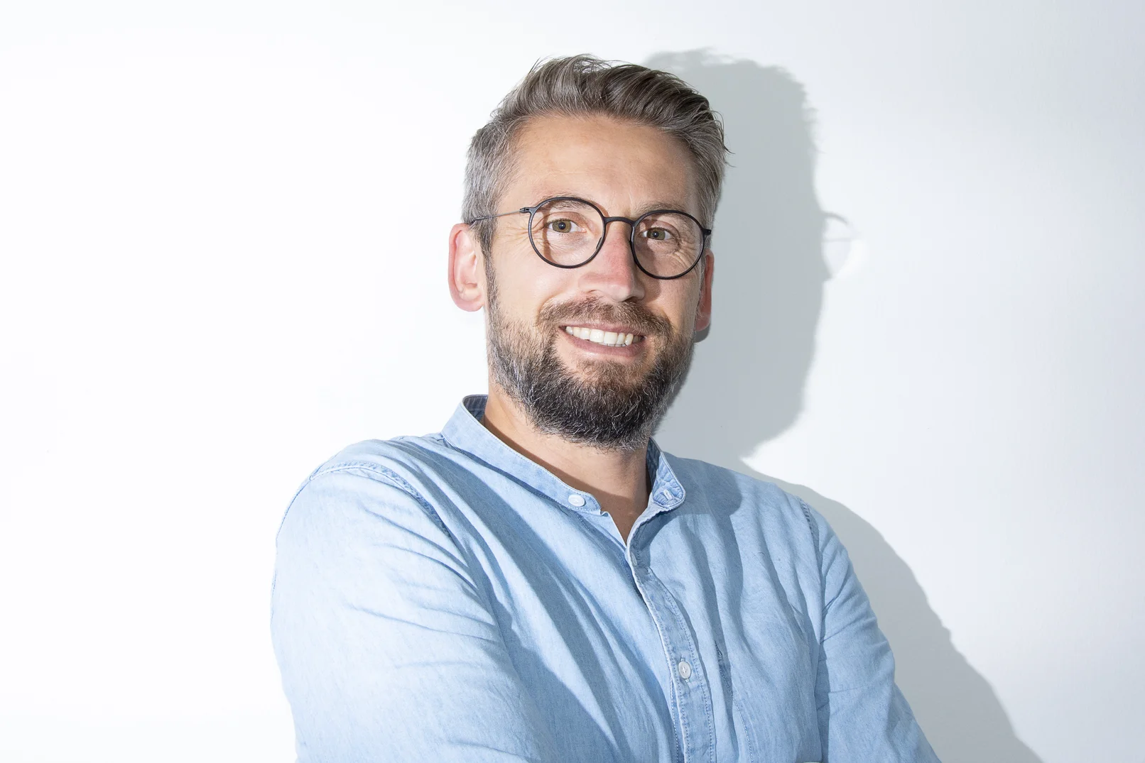 Ansprechpartnerbild von Geschäftsführer Erik Wend, der freundlich in die Kamera lächelt