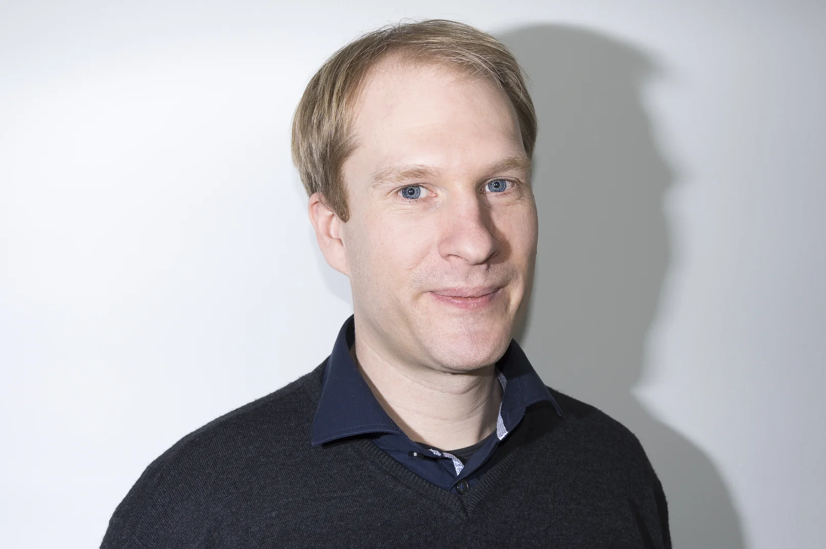 Ansprechpartnerbild von Thomas Theuerkauf, der freundlich in die Kamera schaut