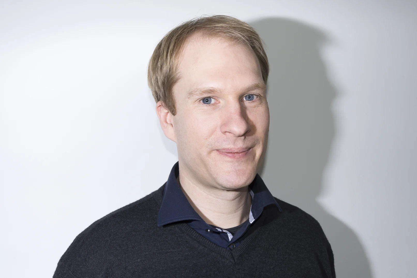 Ansprechpartnerbild von Thomas Theuerkauf, der freundlich in die Kamera schaut