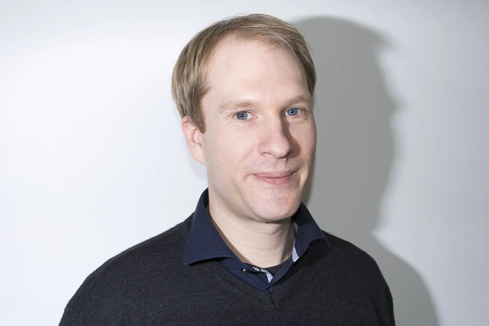 Ansprechpartnerbild von Thomas Theuerkauf, der freundlich in die Kamera schaut