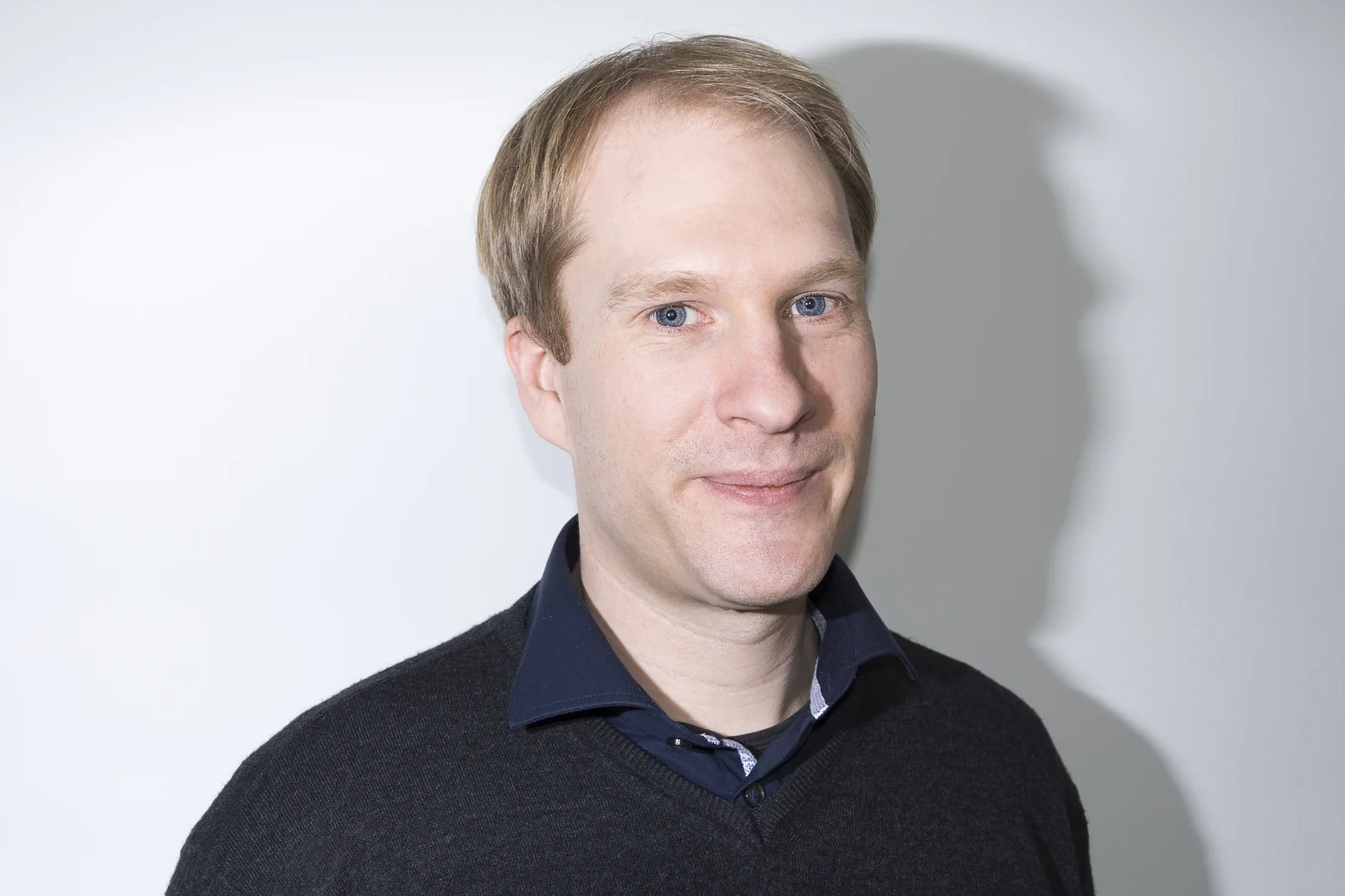 Ansprechpartnerbild von Thomas Theuerkauf, der freundlich in die Kamera schaut