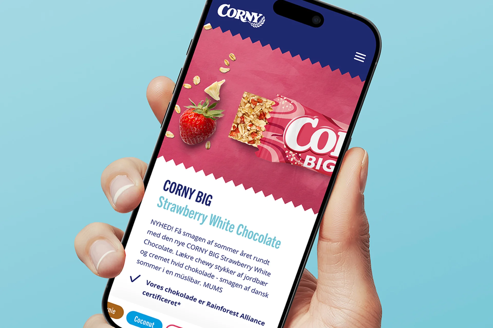 Hand hält Smartphone mit geöffneter Corny Website mit Produktabbildung eines Müsliriegels 