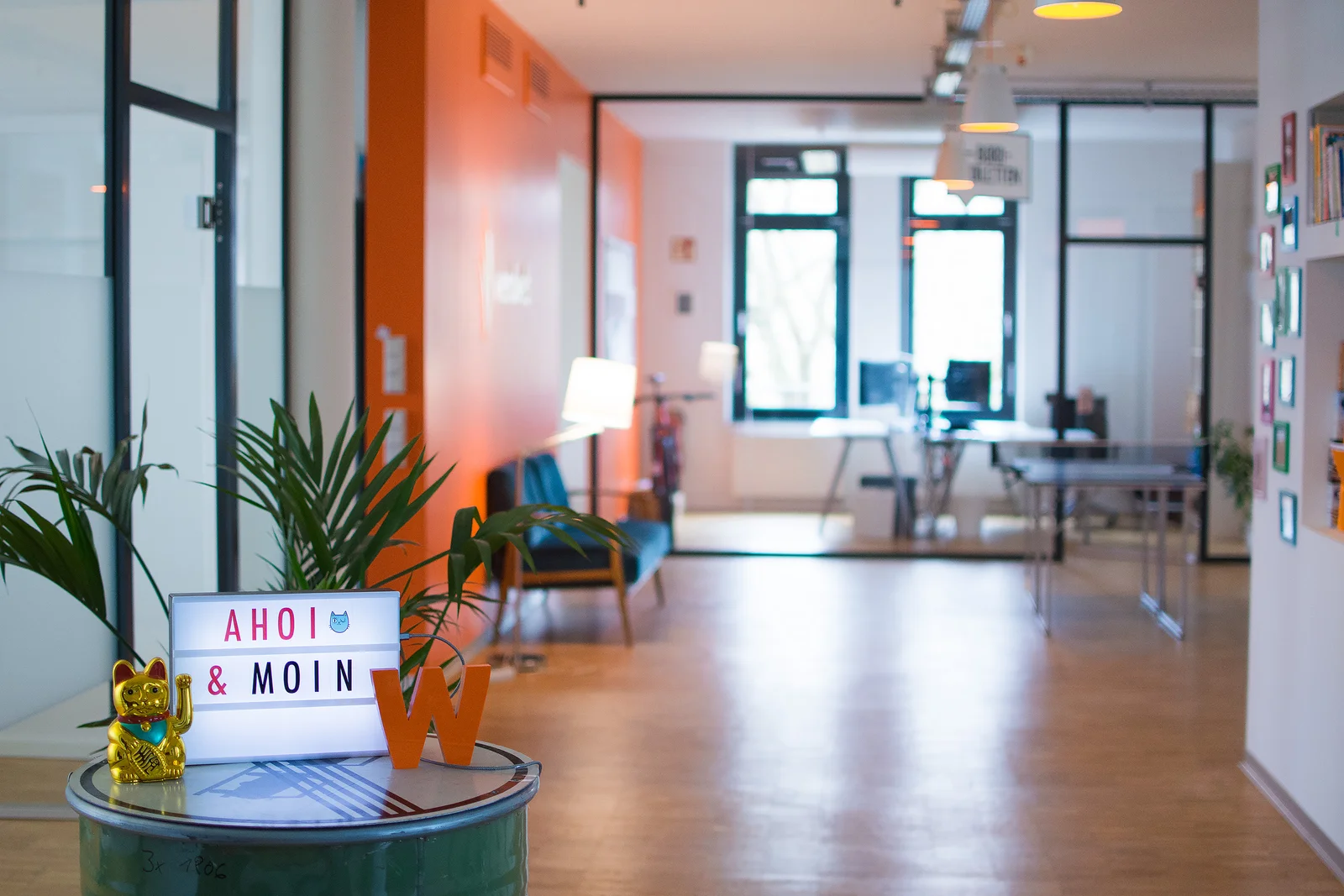 Eingangsbereich unserer Agentur mit Blick auf ein helles Büro